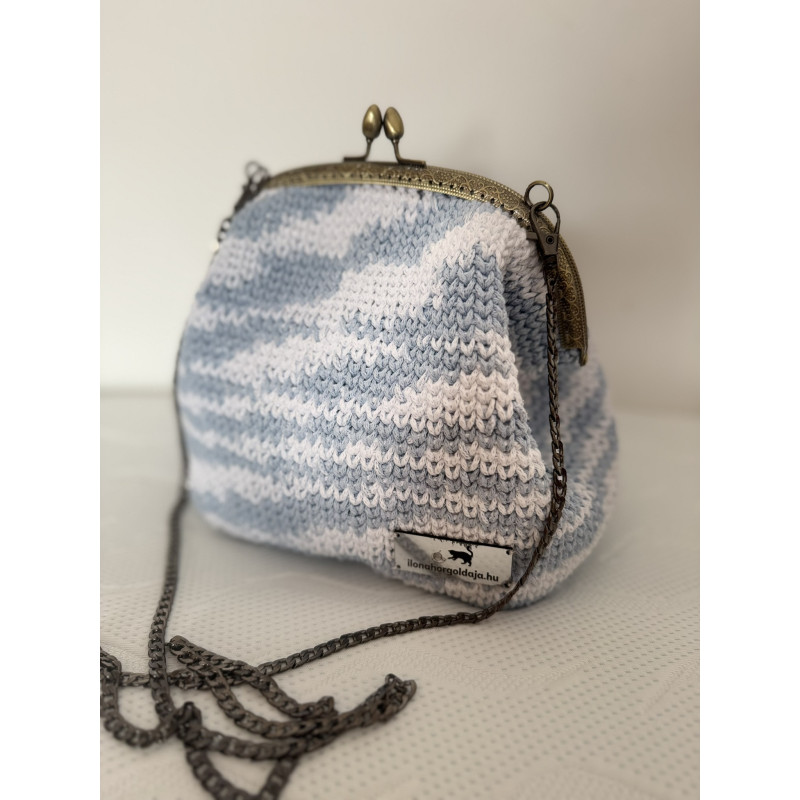 FelhőPihe – kézzel horgolt táska fém csattal