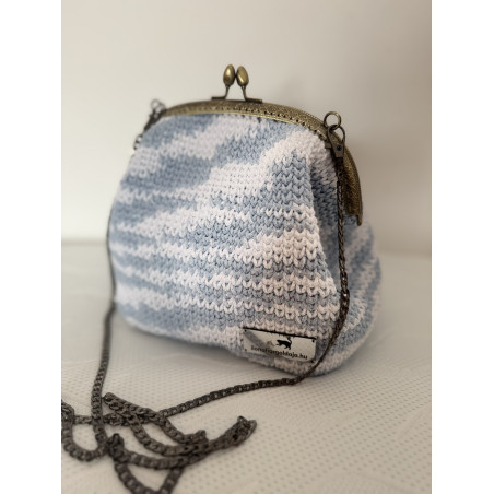 FelhőPihe – kézzel horgolt táska fém csattal