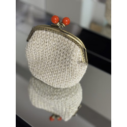 GyöngyZár – bézs csillogós horgolt pénztárca piros gyöngygombócos csattal