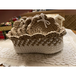 Barna–Fehér Tároló Kosárka Alátétekkel